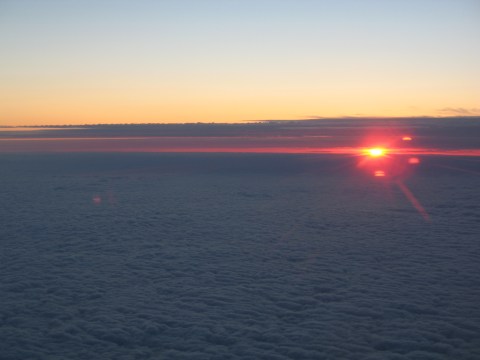 Det var ikke akkurat sånn, men her er et bilde av sola i horisonten sett fra lufta. Det var ikke akkurat sånn, men her er et bilde av sola i horisonten sett fra lufta.