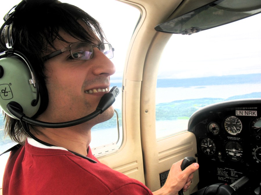 Flygeeken i LN-NRK i en høyde på 2000 fot og hastighet på 90 knop (KIAS).