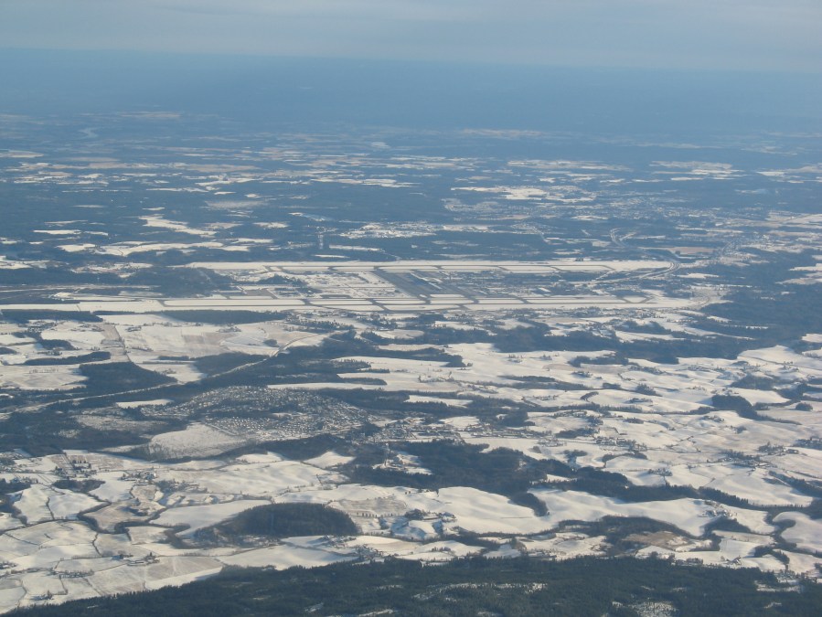 Gardermoen sett fra vest. Fjern snøen, og det blir nesten slik jeg så flyplassen på vei tilbake til Kjeller.