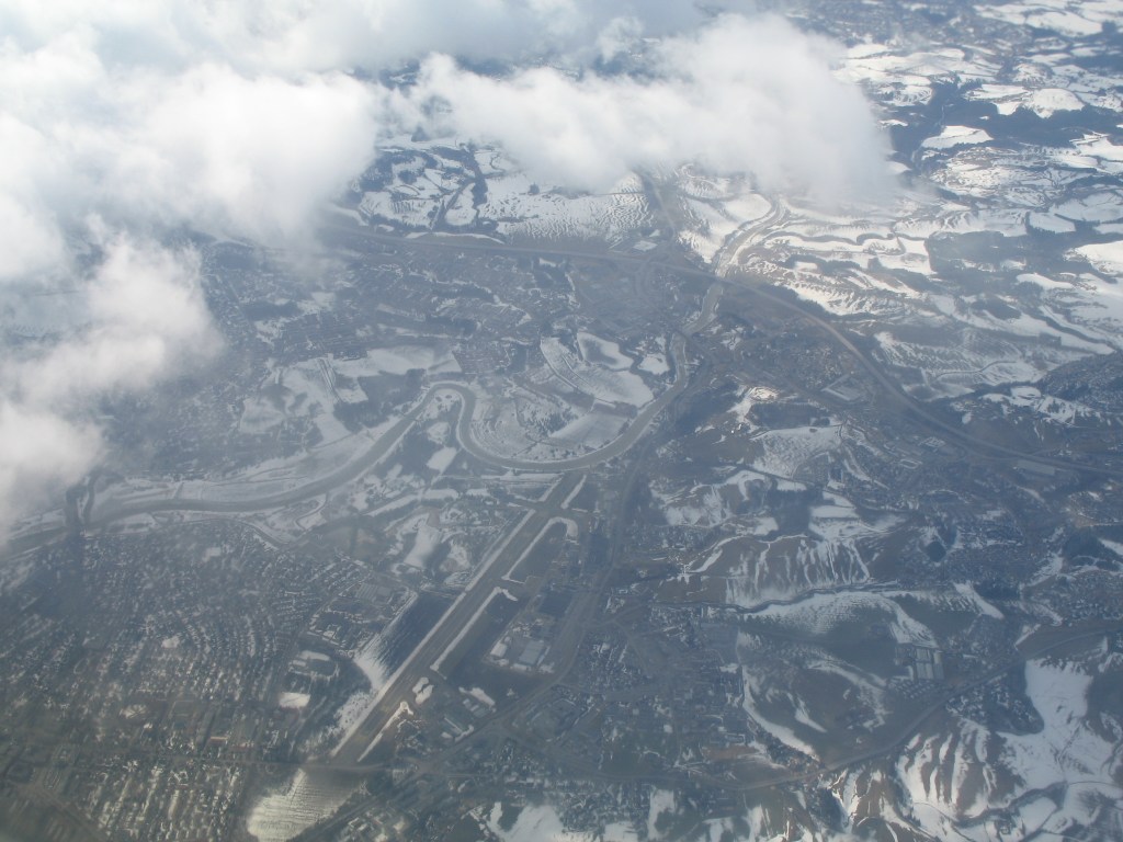 Vinter-Kjeller. Rullebane 30 ligger nederst.