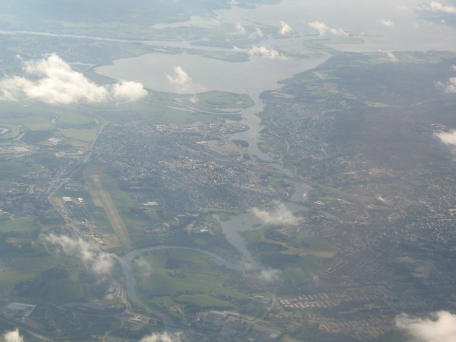 IMG_5701 Kjeller flyplass til venstre, og Øyern øverst. Rullebane 12 er nærmest og rullebane 30 er lengst vekk.