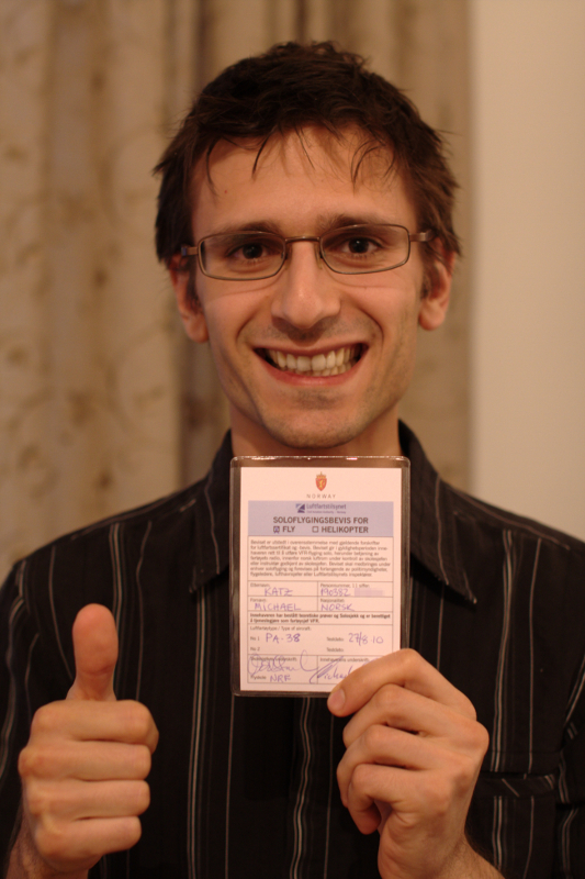 IMG_6878_scaled Flygeeken er glad for han har et solobevis i hånda.