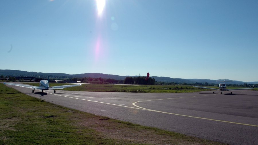 26 LN-NAR og LN-NFU_2554x1438 LN-NAR (t.v.) venter på holding Alpha, mens LN-NFU kommer taksende fra fuelpumpa.