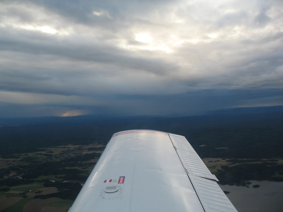 IMG_0495 Mørke skyer truer i vest.