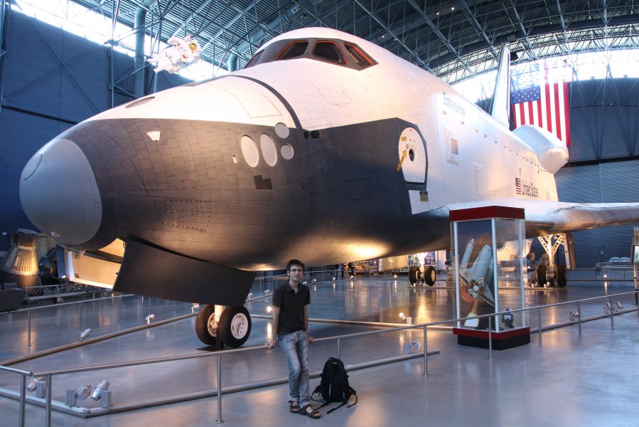 IMG_7443 En flygeek klarer seg ikke uten fly en hel uke. Her sammen med romfergen Enterprise på National Air and Space Museum på Dulles Airport ved Washington D.C.