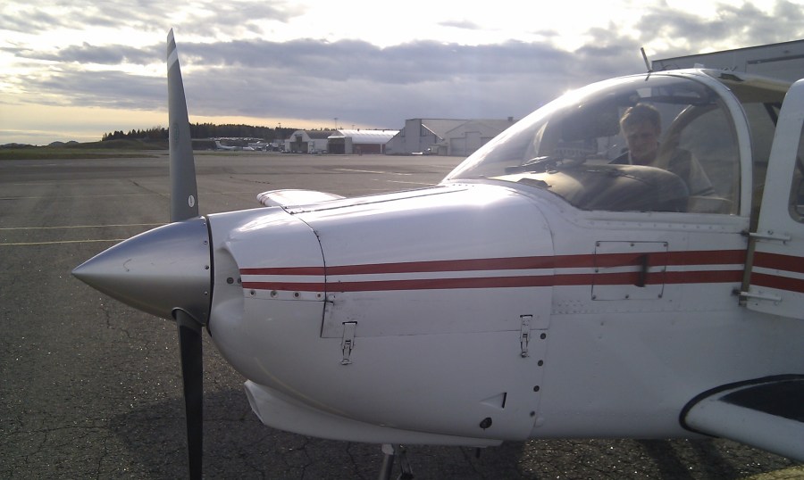 Etter landing på Torp, med Widerøe-flyet som kom bak oss ved terminalen i bakgrunnen.