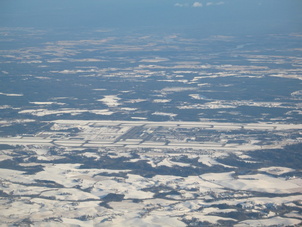 Vinter-Gardermoen sett fra vest. Flyr man langs Echo 6 blir det på motsatt side av flyplassen.