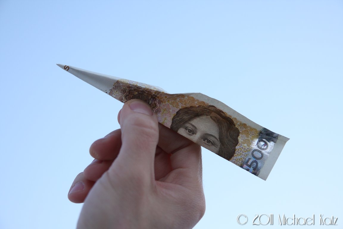 Pengene flyr bokstavelig talt når du tar flylappen. Selv om det kan bli dyrt, er kostnaden overkommelig både mens du tar lappen og når den skal vedlikeholdes.