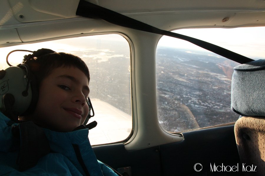 Nevøen min på 7 år fryder seg under sin første småflytur.