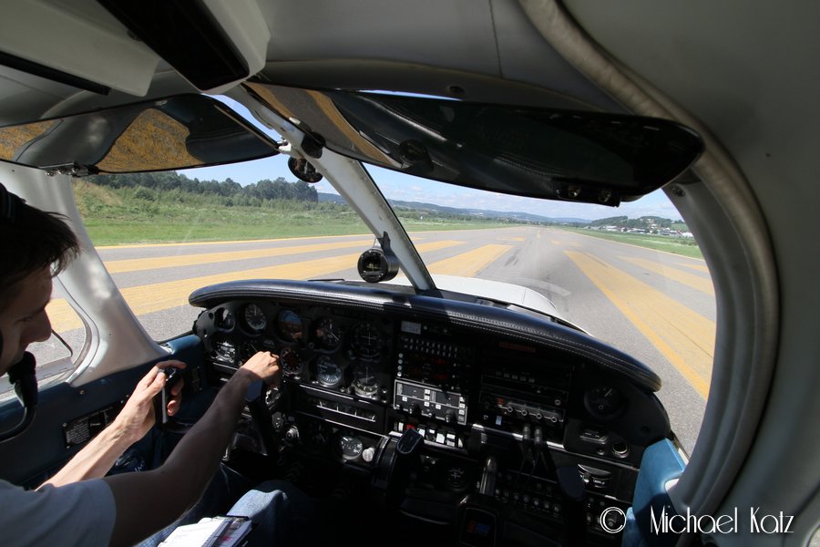 Piloten stiller kompassgyroen før take-off fra RWY 30 på Kjeller.