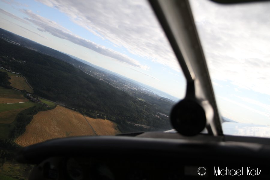 Sving mot Oslo etter climb-out fra bane 30 på Kjeller.