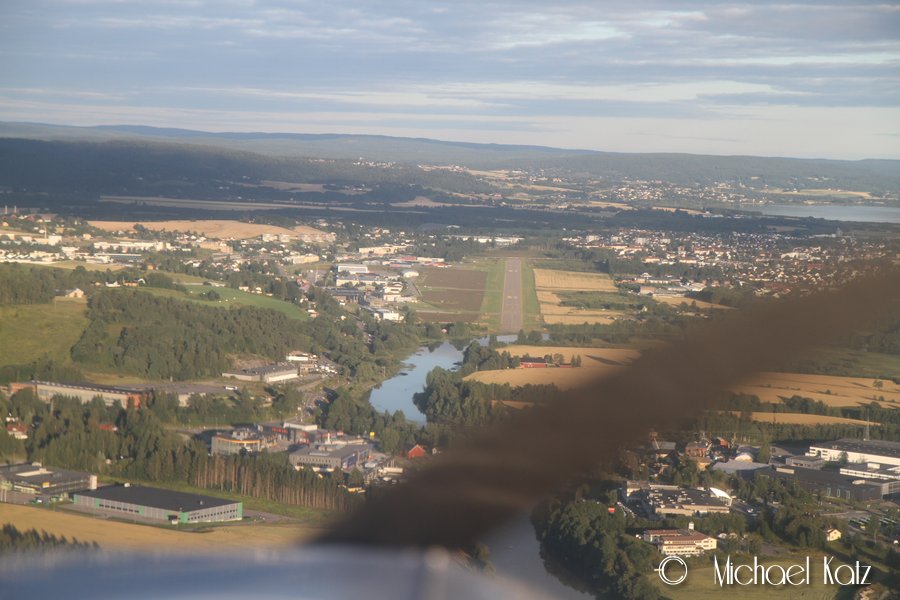 Landing på RWY 12 på Kjeller etter en flott sightseeingtur over Oslo.