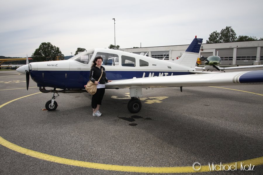 Kristin og LN-MTJ parkert på Kjevik.