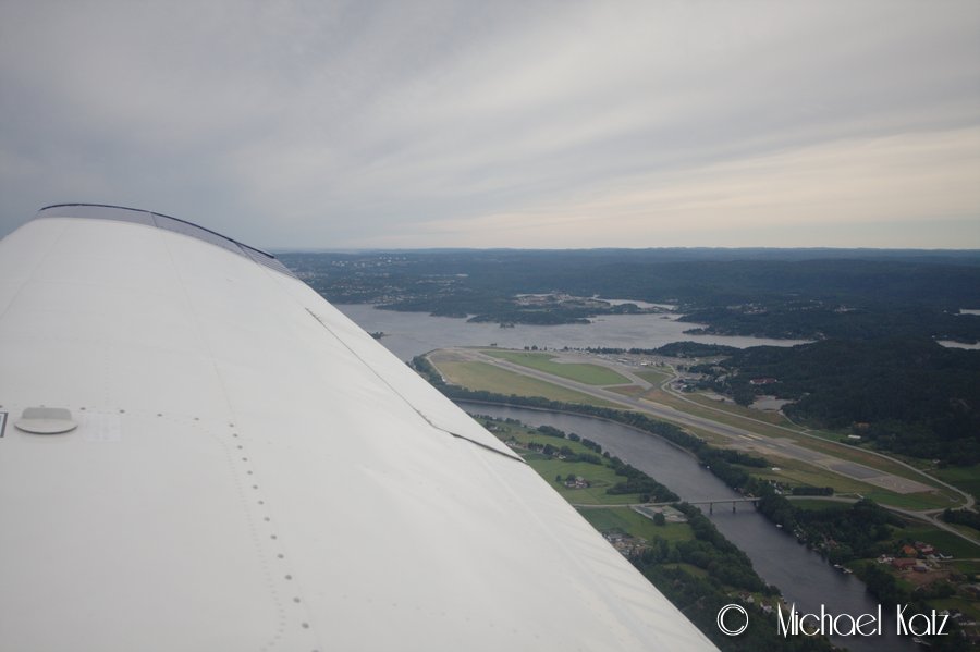 Etter en smooth avgang fra RWY 04 med 15 knop motvind ser vi tilbake på Kjevik.
