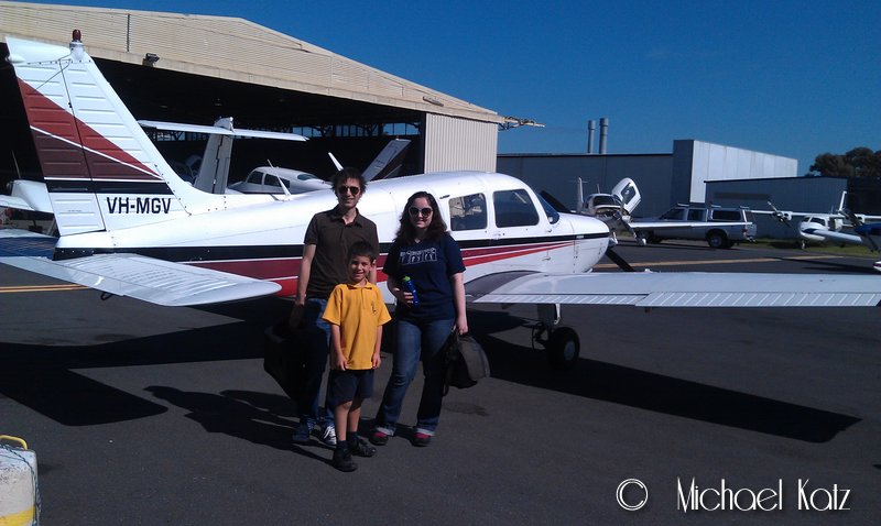 Piloten og de to passasjerene, Ariel og Kristin.