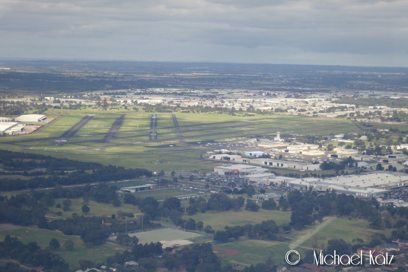 Moorabbin Airport med sine fem rullebaner sett fra right downwind til bane 17R. 