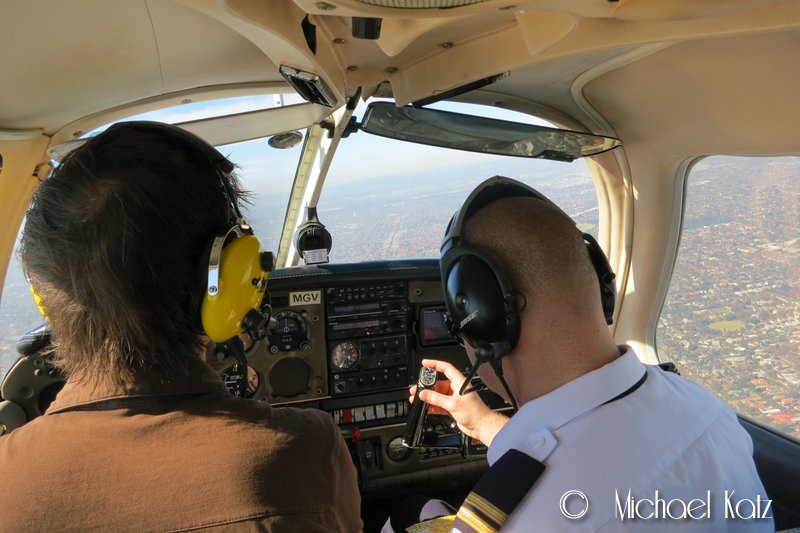 Instruktør Scott tar seg av radiokommunikasjon, mens flygeeken flyr flyet.