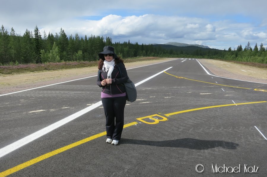 Kristin og den smale stripen på flyplassen i Trysil. 