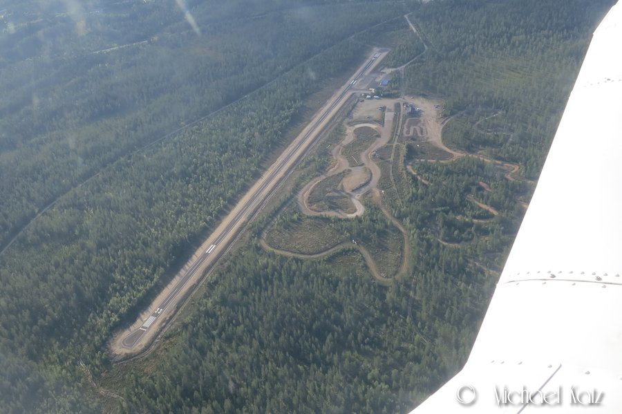 Trysil flyplass med rykende fersk asfalt. 