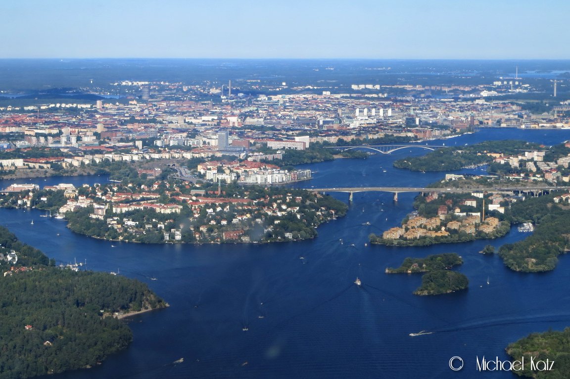 Vi ser rett mot Stockholm sentrum under approach til bane 30 på Stockholm Bromma.