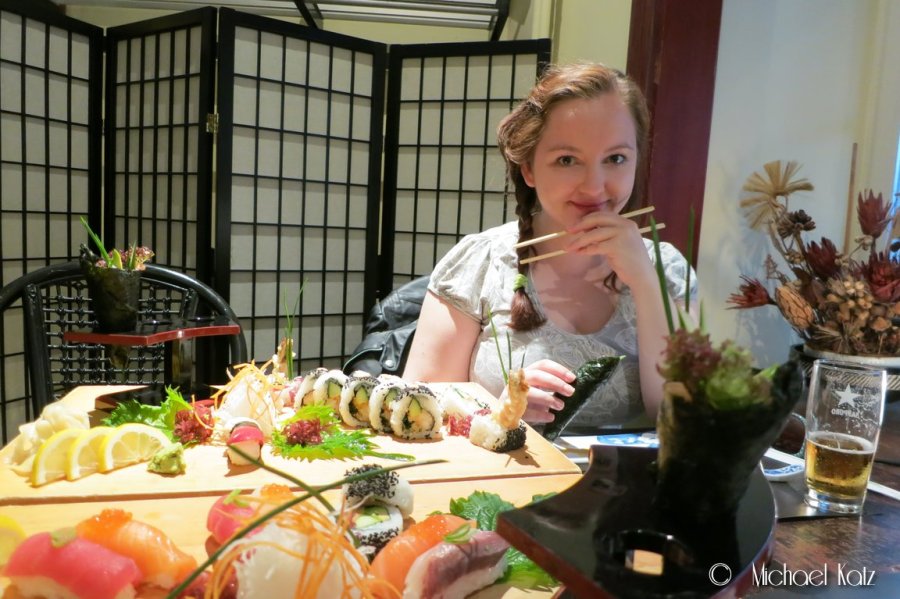 Det er godt med et herlig sushimåltid og øl i Gamla Stan etter å ha flydd for egen maskin til Stockholm.