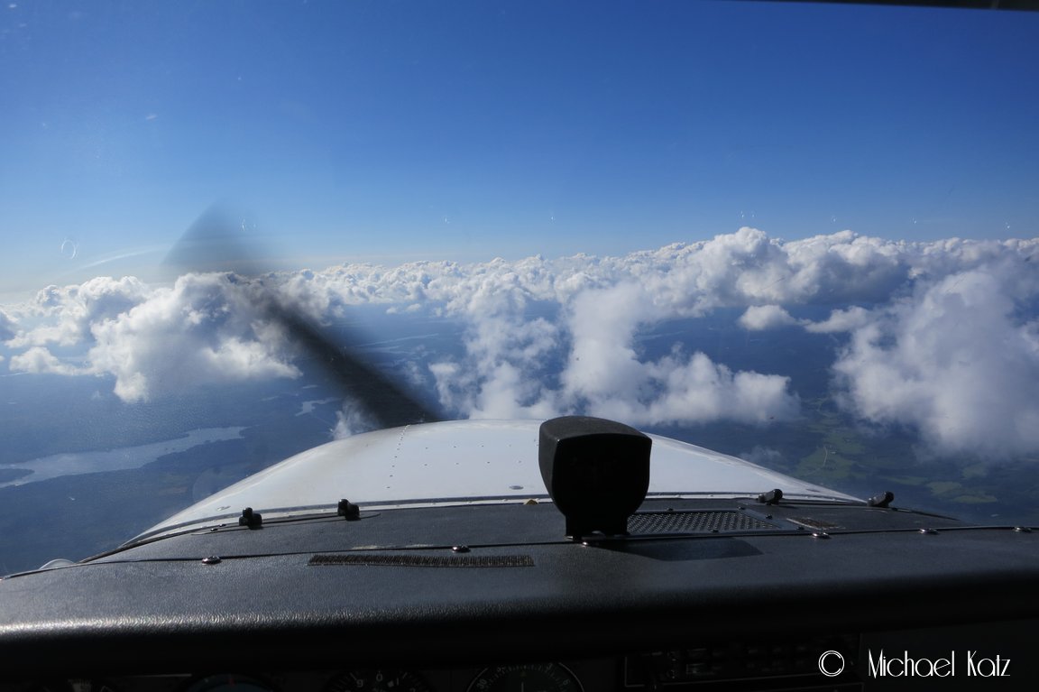 På vei hjem igjen tetter det seg til med Cumulus-skyer etterhvert som vi nærmer oss grensen til Oslo. Her er det er tordenvær på vei.