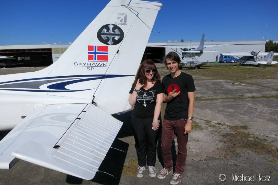 Flygeeken og Kristin med spesiallaget Within Temptation-logo for anledningen på halen til LN-NRF (PS: Logoen ble fjernet før vi tok av).