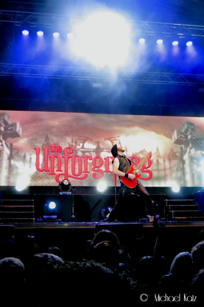 Ruud Jolie i Within Temptation riffer løs under konserten i Trondheim.