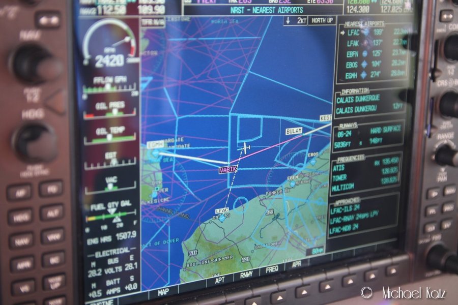 Garmin G1000-kartet viser kryssingen av den Engelske kanalen fra Midden-Zeeland i Nederland til Manston i England. Turen over tok 1 time. 