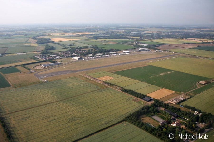 Downwind til bane 06R på Duxford Airfield.