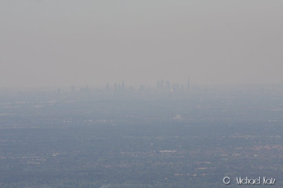 Luftrommet over London er klasse A, så vi måtte fly godt utenfor. Likevel var det mulig å skimte London sentrum i disen.