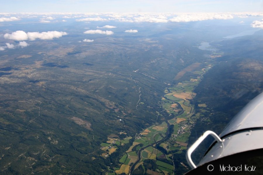 Der nedi dalen kjører bilene den lange veien tilbake fra Trondheim på minst 7 timer. :)