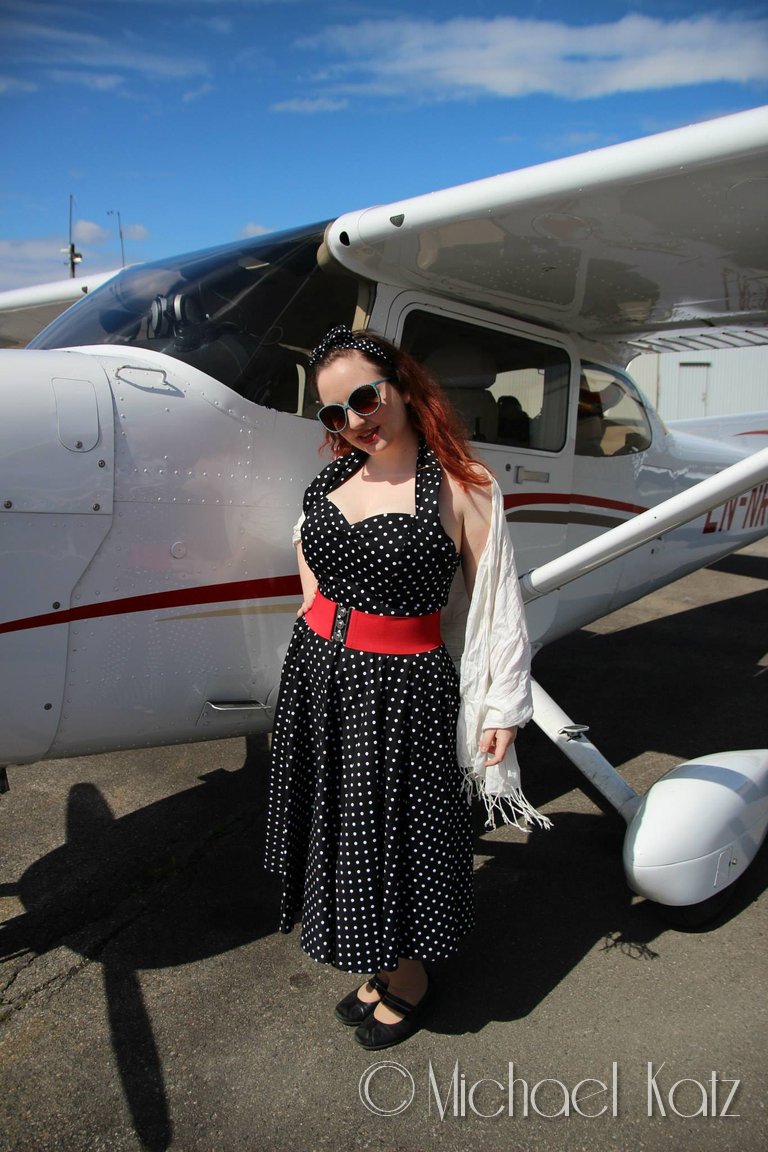 Kristin har pyntet seg i 50-tallsstil for anledningen. 