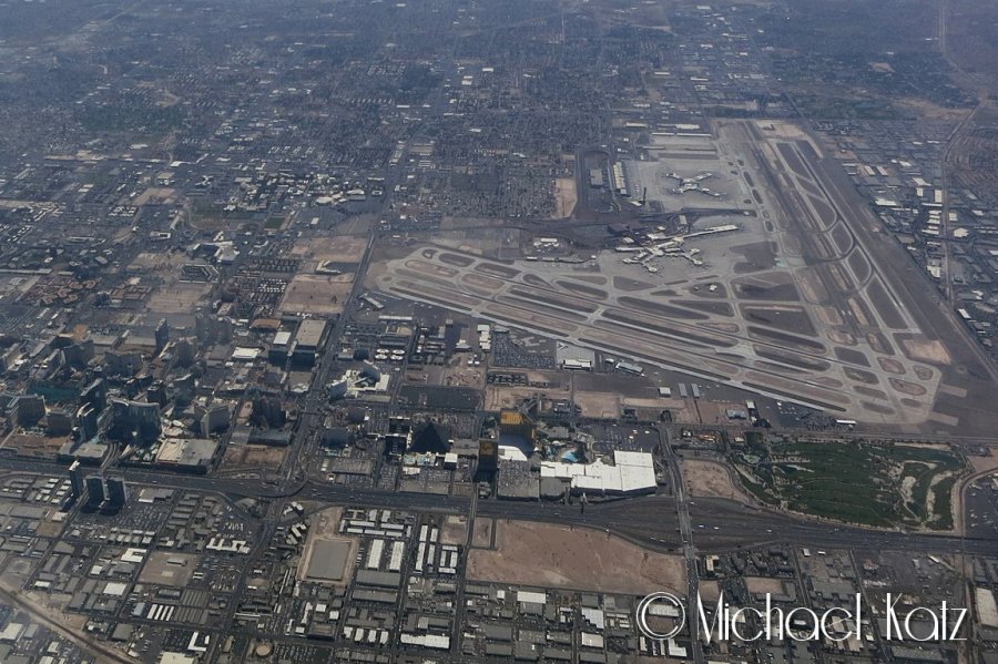 10.000 fot over Las Vegas McCarran International Airport og The Strip (rett nedenfor flyplassen). 