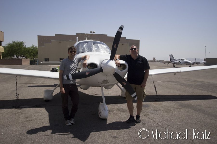 Meg og instruktør Chris etter flyturen.