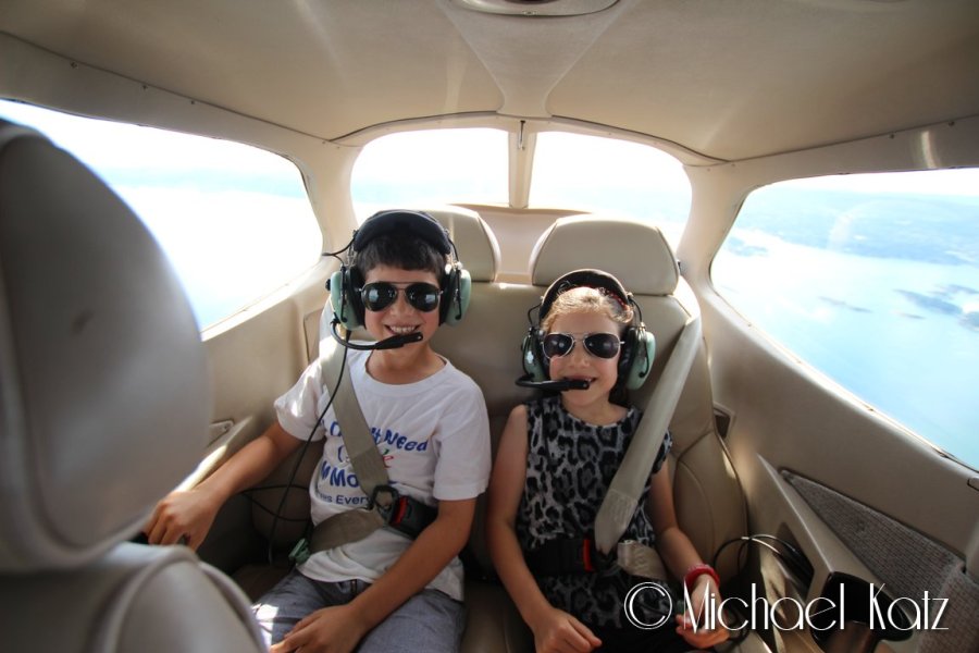 Tøffe barn i baksetet.