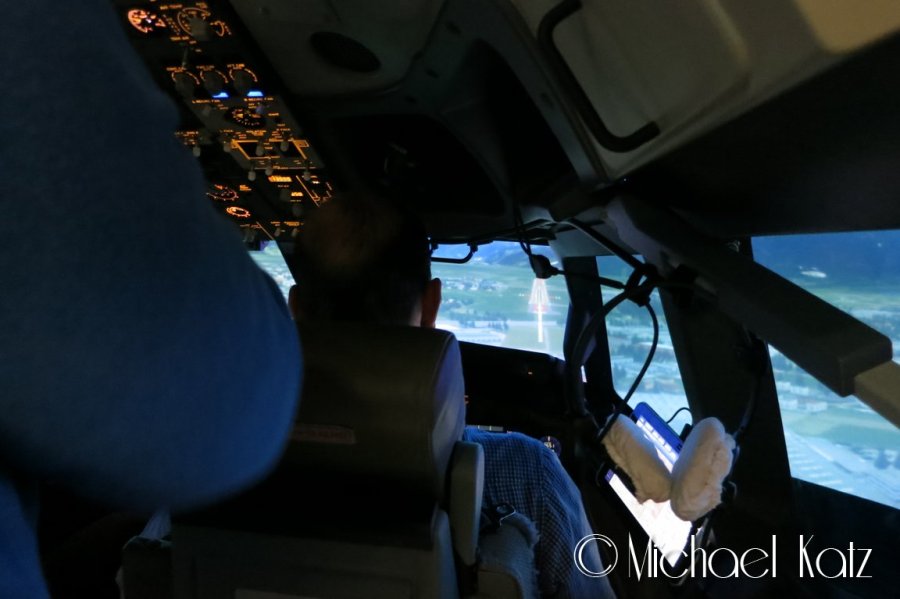 Min kollega, Robert, prøver seg på landing med 737-800 på Salzburg Airport. Også en suksessfull landing. :)