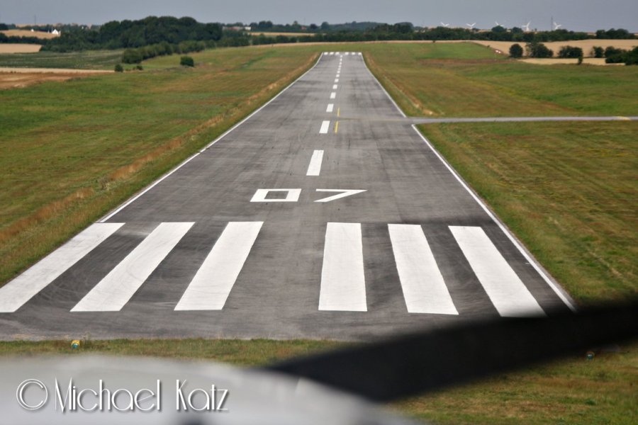 Rett før touchdown på Randers Flyveplads.