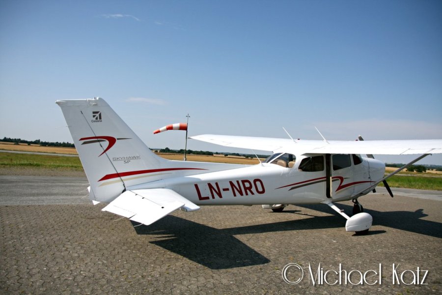 LN-NRO og vindpølsa på Randers Flyveplads.