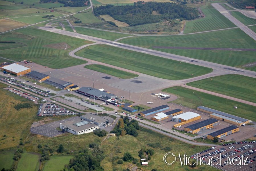 Right downwind RWY 19 på ESGP.