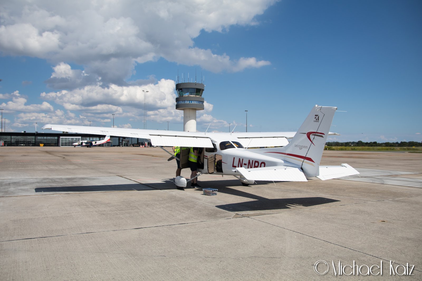 Fuelstopp på Roskilde Lufthavn utenfor København. © 2017 Michael Katz