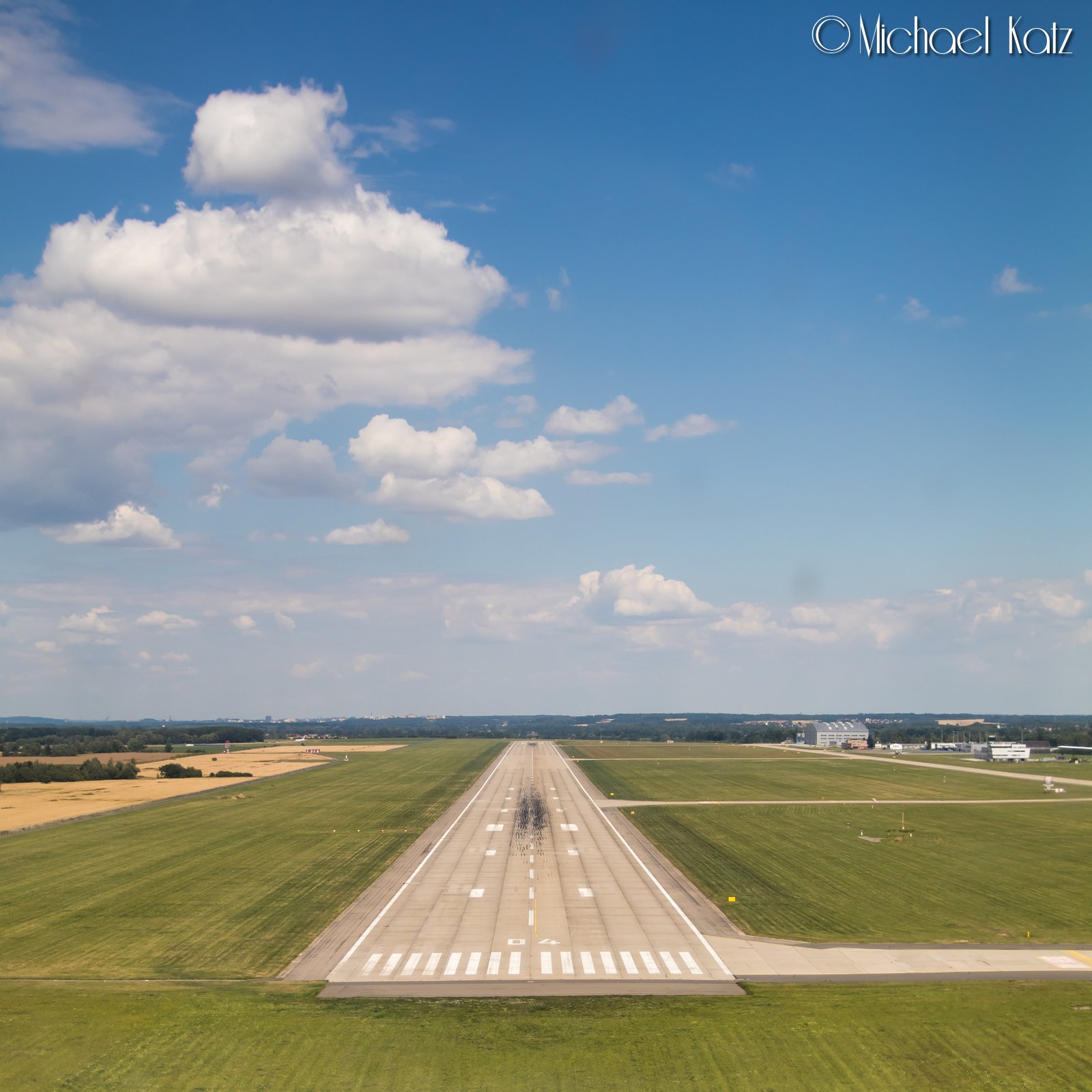 Kort finale bane 04 på Ostrava Airport. © 2017 Michael Katz