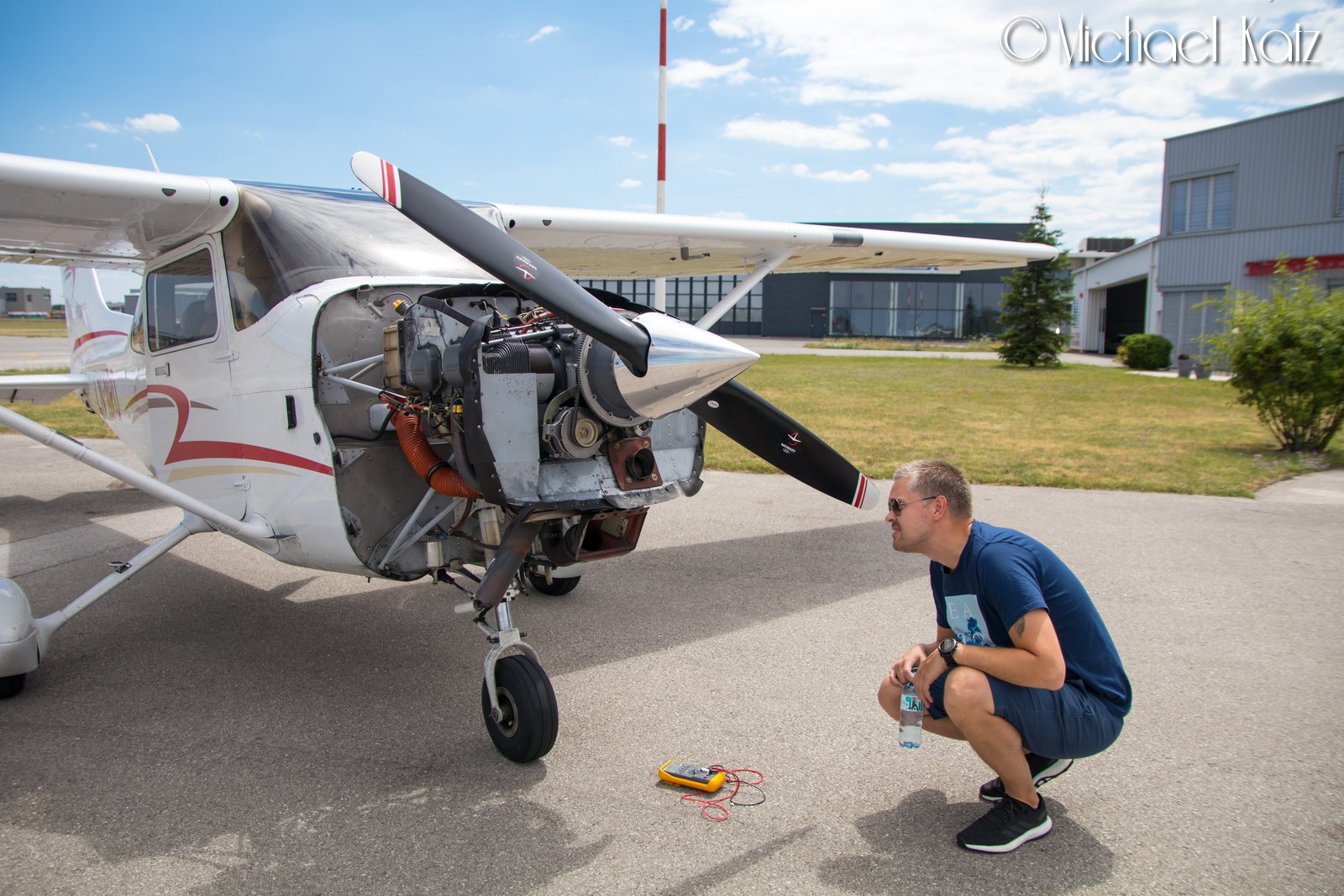 Ankomst i Wien startet med snag. Det var brudd i alternator field-kabelen, slik at batteriet ikke ville lade lenger. Her inspiserer Anders motorrommet til LN-NRO. © 2017 Michael Katz