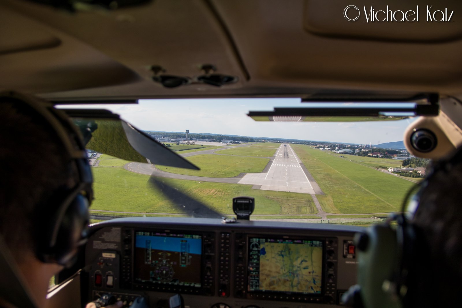Anders styrer skuta på finalen til bane 33 på Salzburg Airport. © 2017 Michael Katz