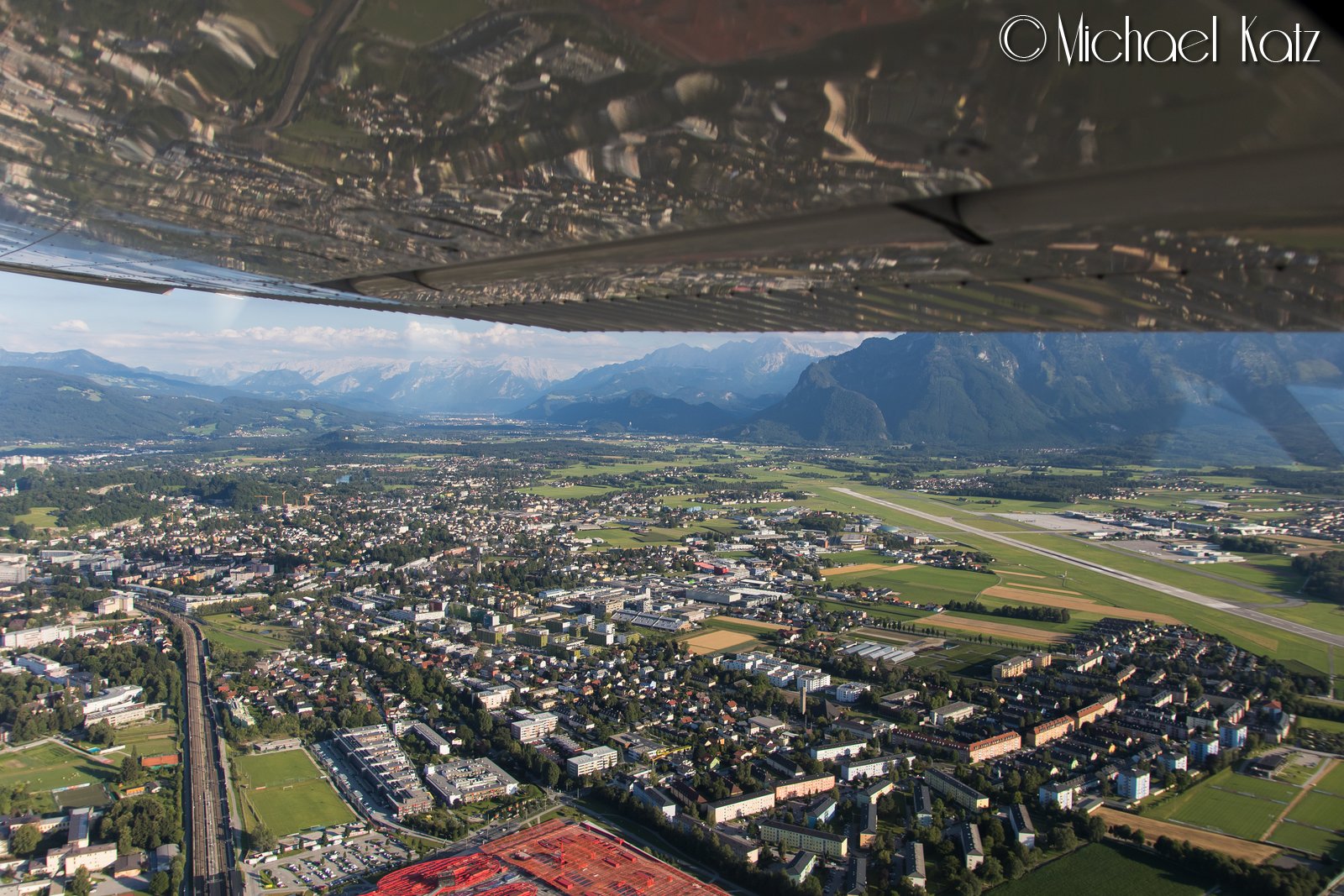 Flyplassen, fjellene og byen i Salzburg © 2017 Michael Katz