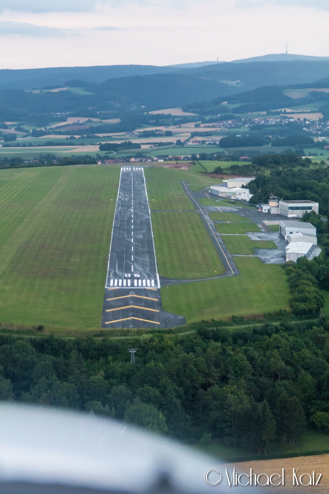 På finalen til bane 06 på Flugplatz Bayreuth i skumringen. © 2017 Michael Katz