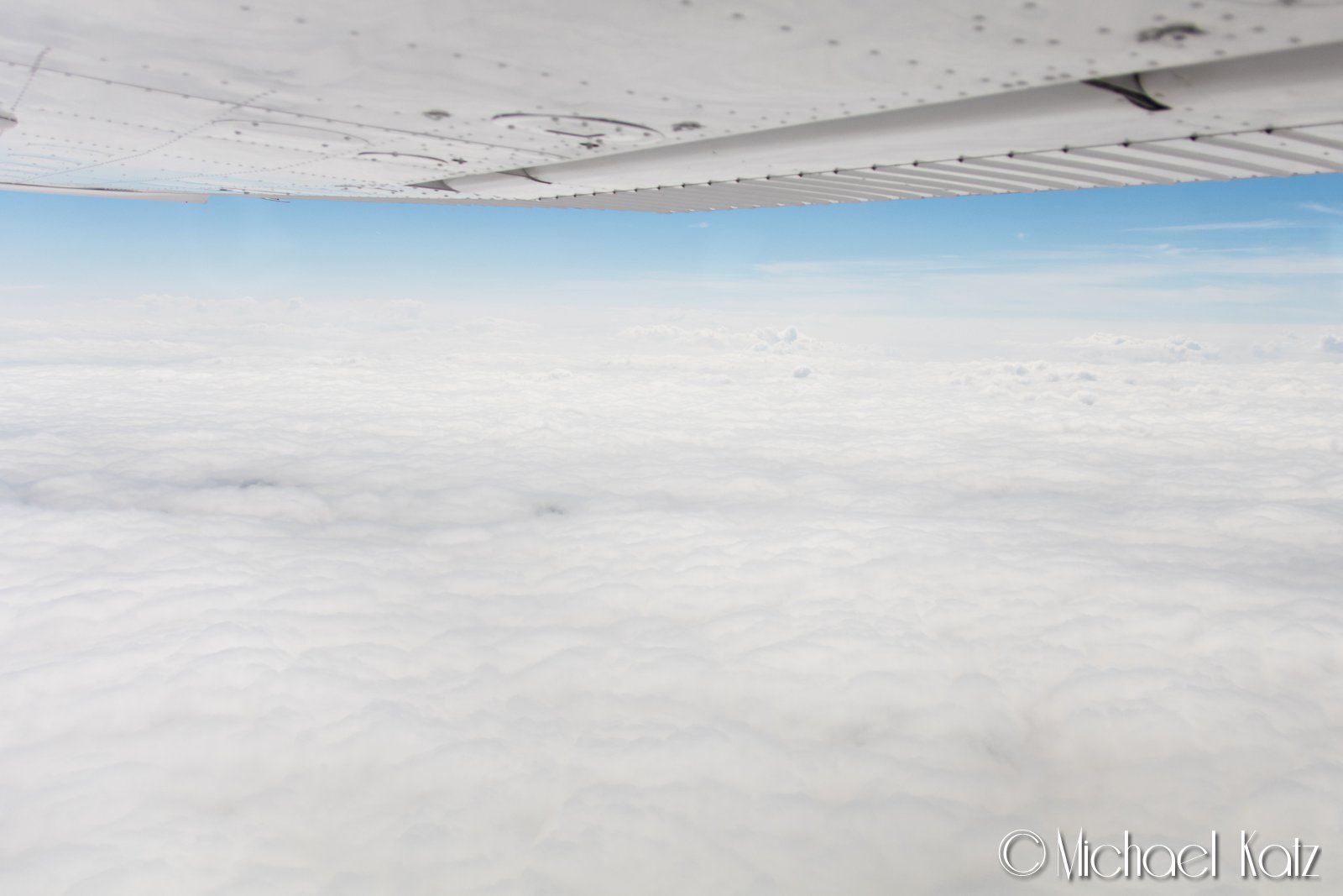 VFR on top enroute til Stendal fra Bayreuth. Det var tett med skyer mot sør og øst. Selv om vi visste at destinasjonen ville ha klarvær, var det noe nervepirrende å ikke se noe land under oss i alle retninger. © 2017 Anders Skifte