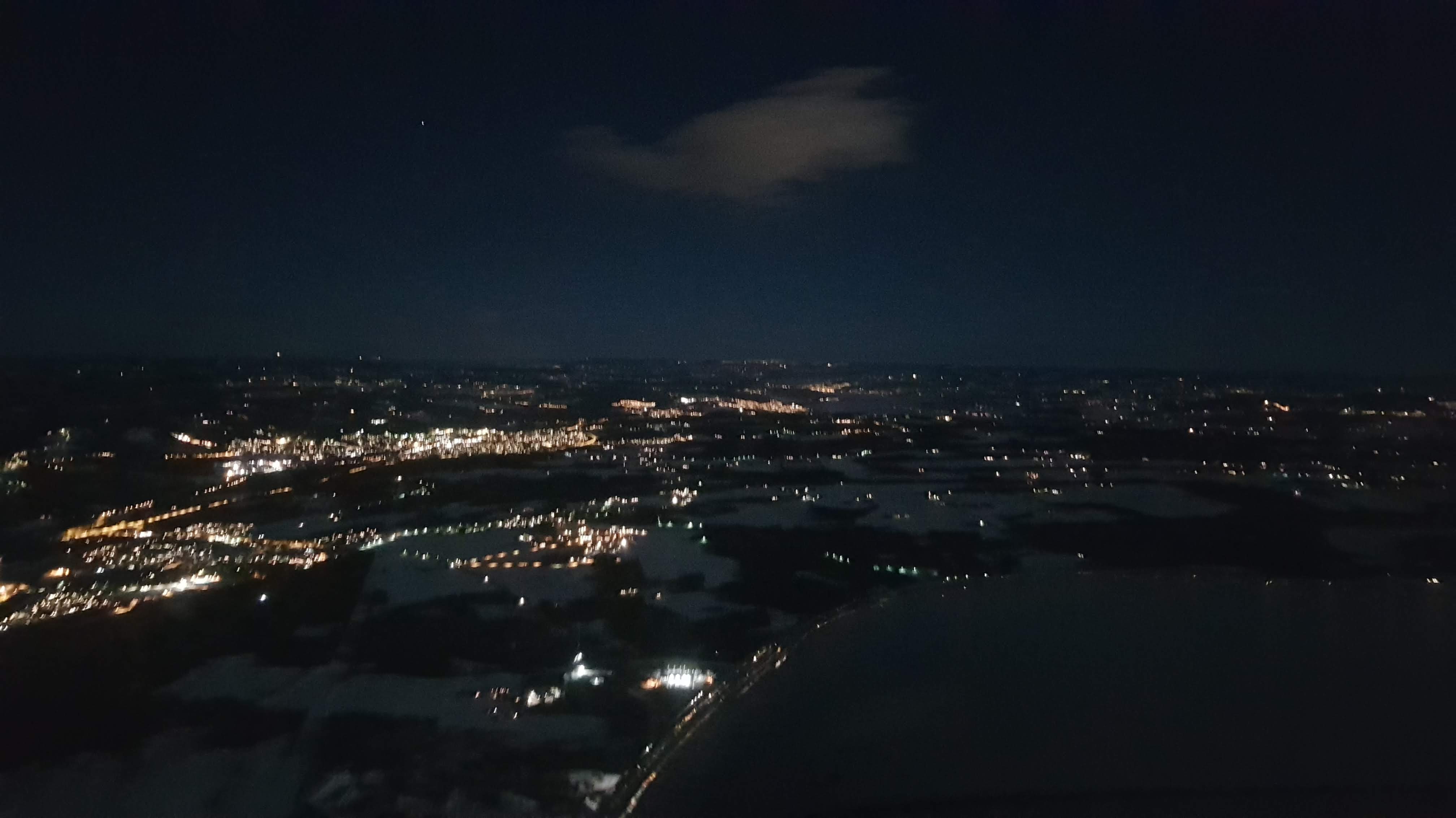 Det er veldig vakkert å fly om natten.