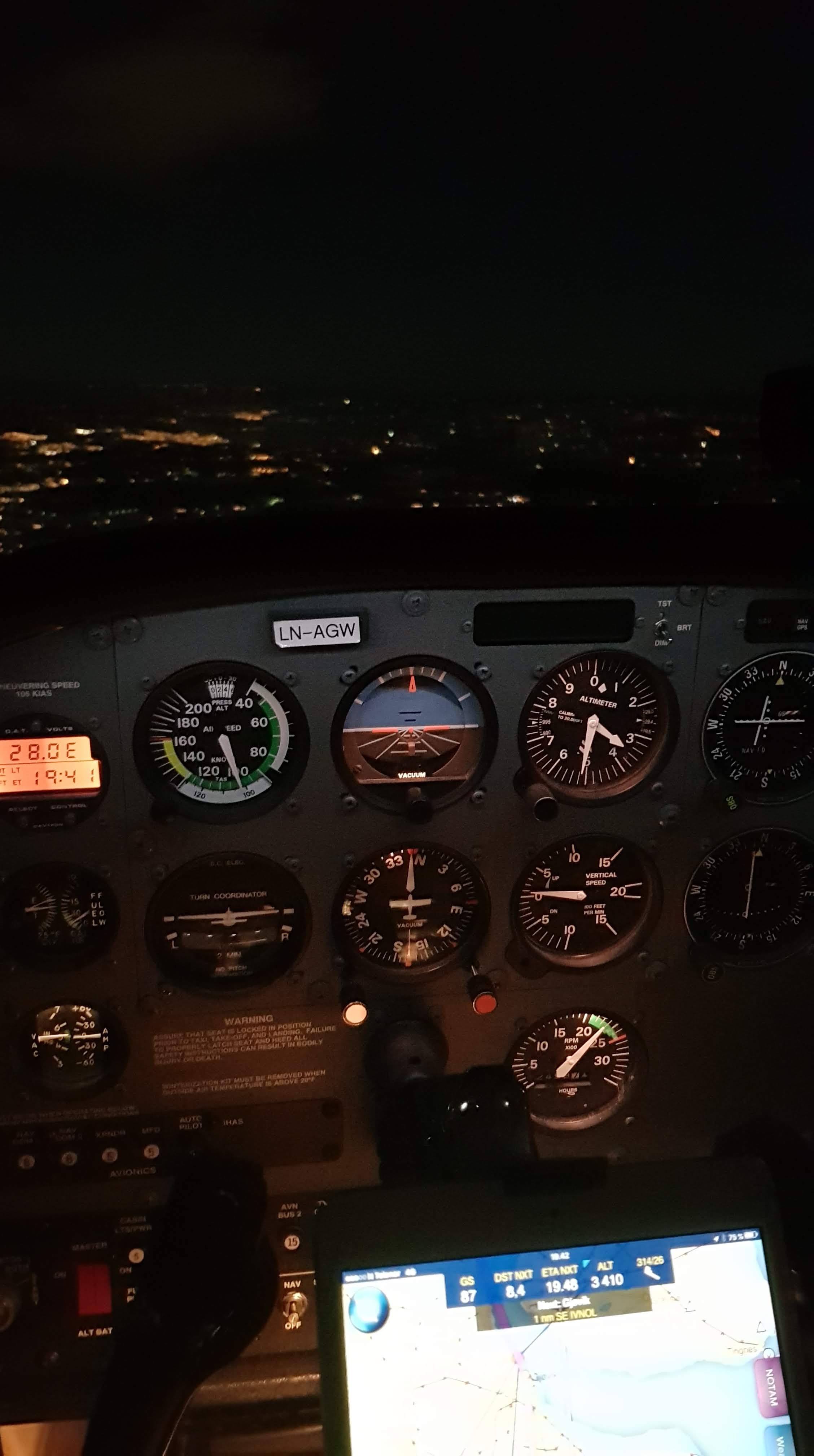 Opplyste instrumenter i cockpit.