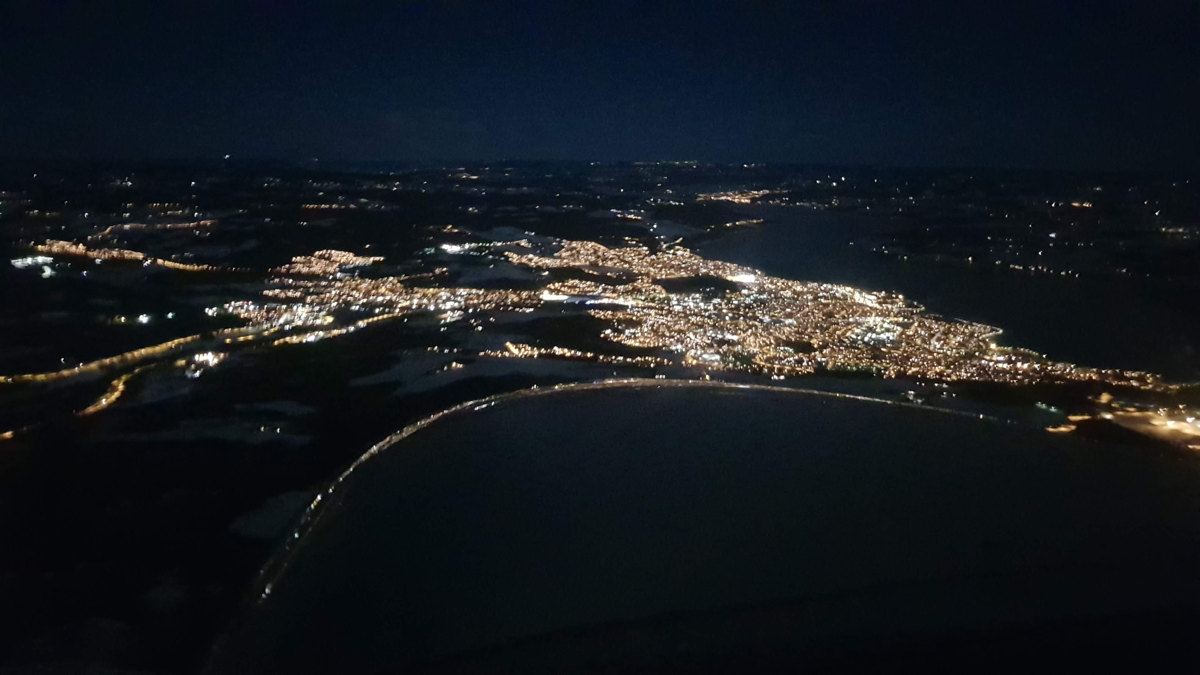 Passering over Gjøvik om natten.